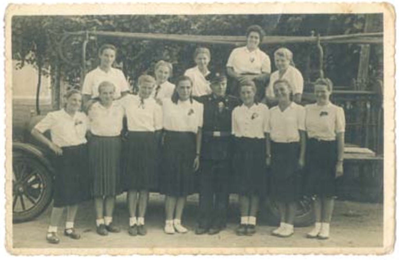 Članice okoli leta 1956